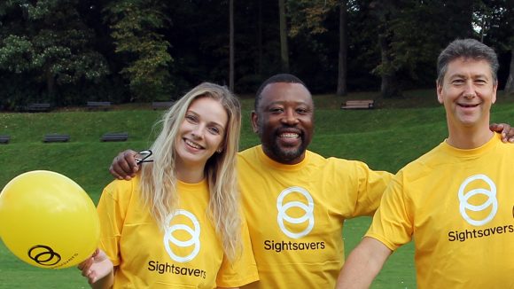 Kirsty, Andrew, og Andrew smiler mot kamera.