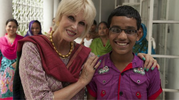 Arifs og Joanna Lumley smiler mot kamera.