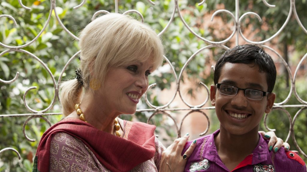 Amir med skuespilleren Joanna Lumley.