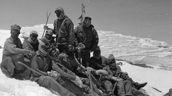 En gruppe klatrere med synshemmelser hviler etter å ha nådd toppen av Kilimanjaro i 1969.