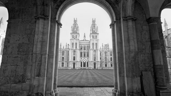 Et svarthvitt fotografi av Oxford University.