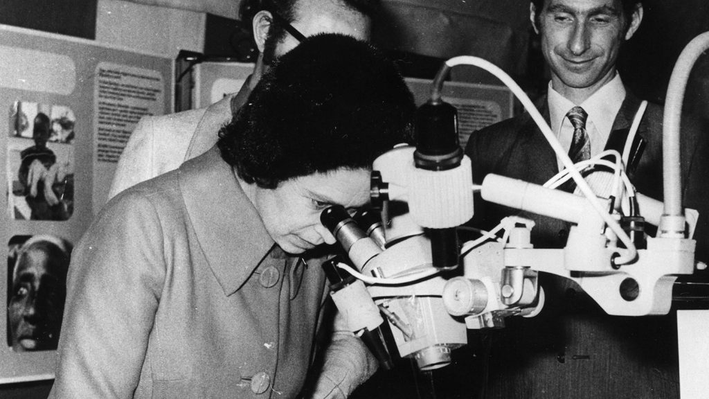 Dronningen besøker Sightsavers’ kontor i 1971.