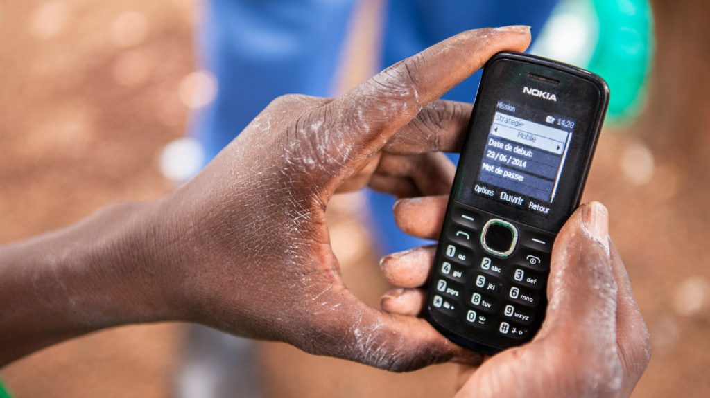 En mobiltelefon blir brukt til å samle inn informasjon.