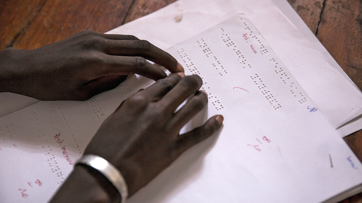 En jente fra Senegal leser punktskrift i klasserommet.