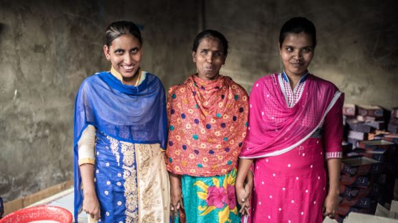 Juthika, Hanufa og Ranu, som alle har synshemninger, fotografert i verkstedet sitt i Narsingdhi, Bangladesh.