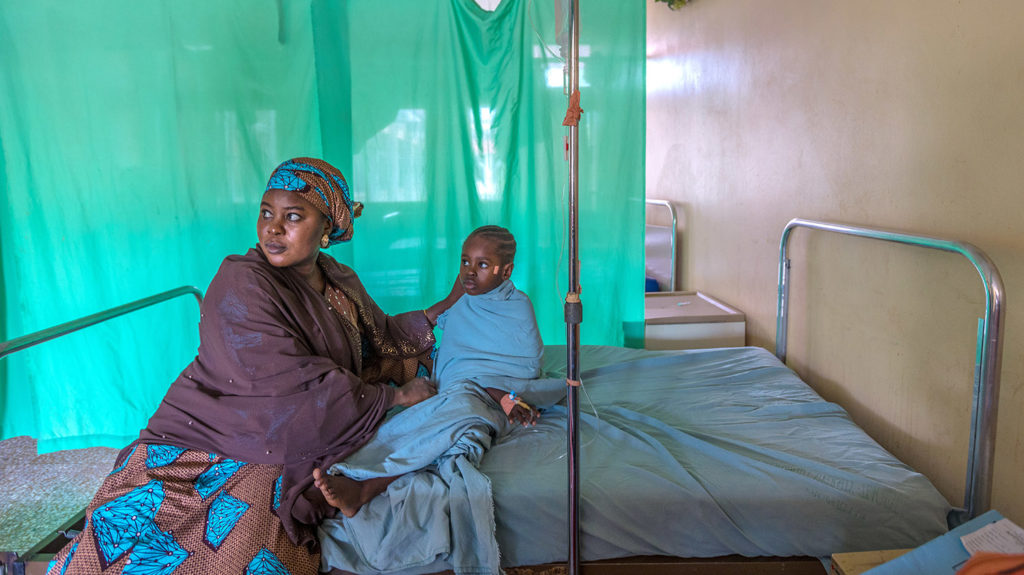 Shafa og Khadijah venter på en sykeseng før operasjonen.