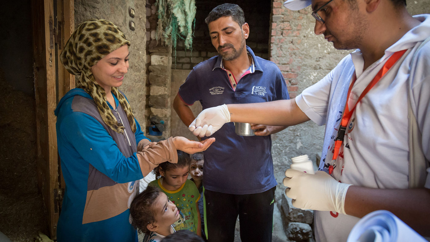Lokale helsearbeidere i Menia-regionen distribuerte antibiotikumet.