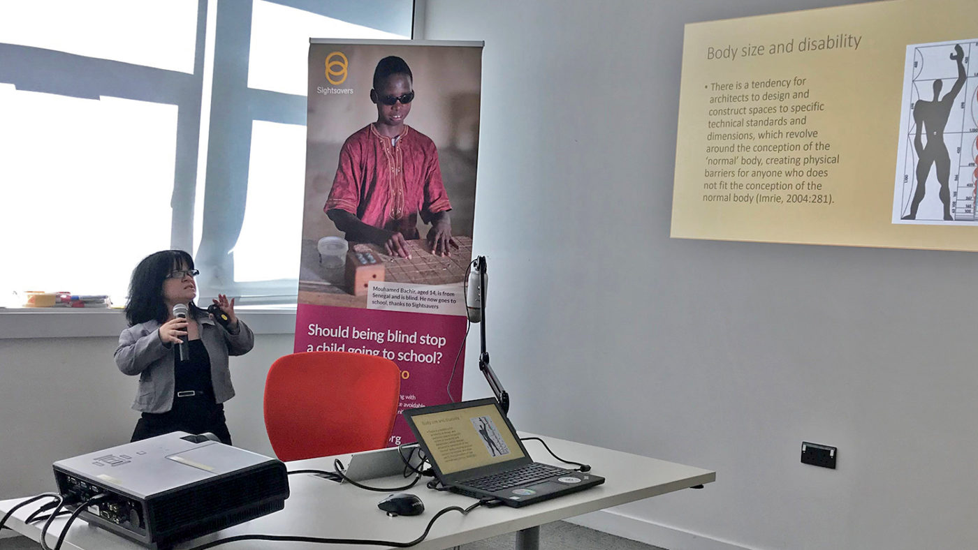 Erin Pritchard snakker på Sightsavers-kontoret.