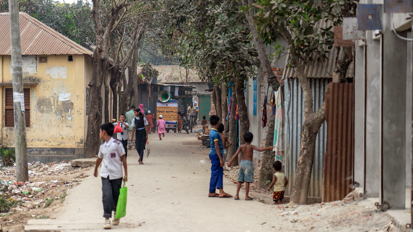 En megafon-moped kjører gjennom en gate i Bangladesh.