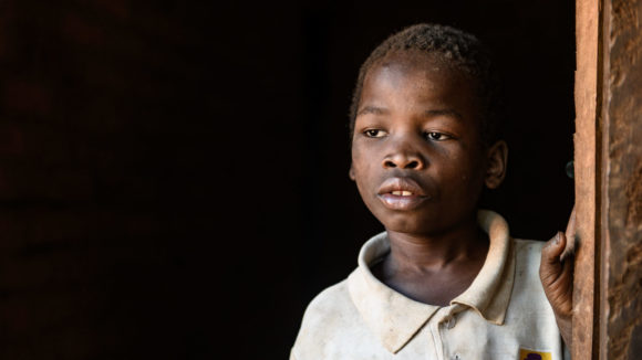 En gutt ser trist ut. Han ser ut.