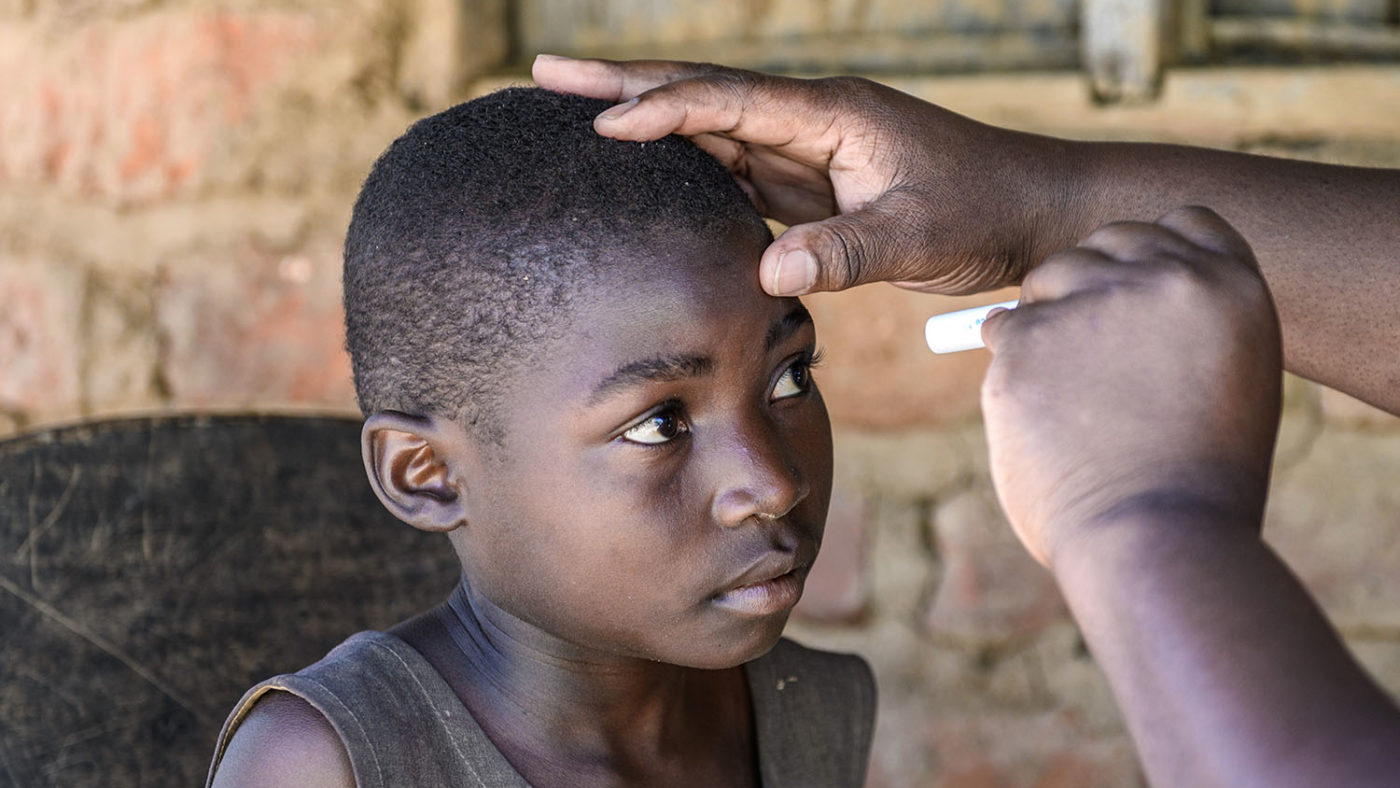 Her får Mary øynene sine undersøkt av en øyespesialist støttet av Sightsavers.