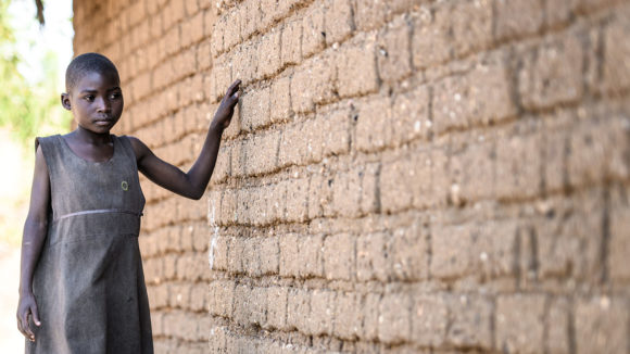 Mary holder i vegger når hun beveger seg i landsby.