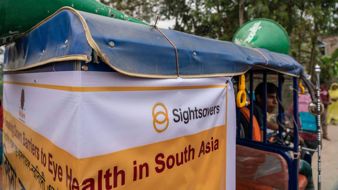En megafon-moped i Bangladesh med Sightsaver sin logo på siden.