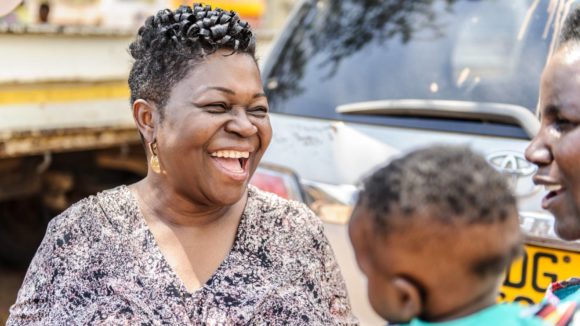 Dr Agatha Aboe ler under samtale med lokalbefolkning ute i felten.