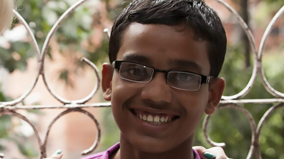 Arif smiler mot kameraet.