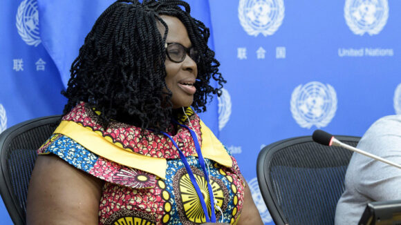 Gertrude Oforiwa Fefoame snakker i mikrofon