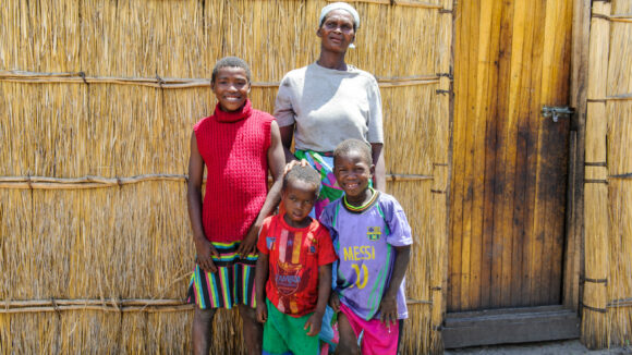 Namangola med barna sine hjemme. Alle fire har fått behandling for trakom, som uten behandling fører til blindhet.