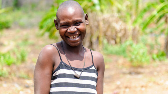 Et liv forvandlet! Mayasa smiler etter hennes synsbesparende operasjon.