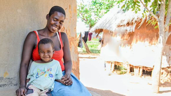 Tamara med sin tre år gamle sønn Daliso, som hadde en vellykket operasjon for å fjerne grå stær.