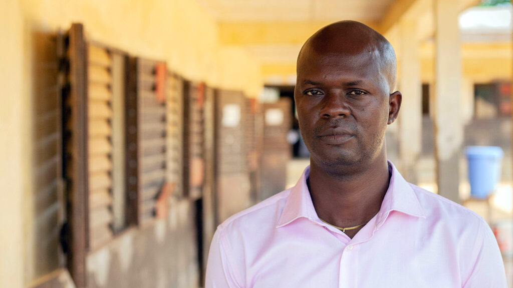 Bomam Otto står utenfor skolen sin i Kamerun.