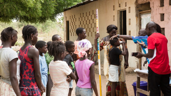 Skolebarn får schistosomiasismedisin på skolen i Farim, Guinea Bissau.