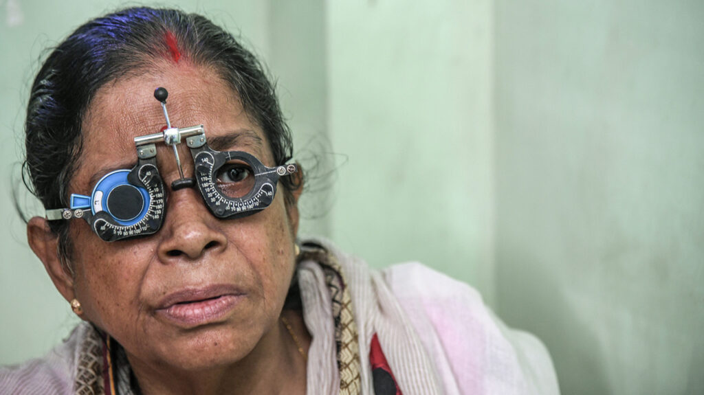 Kalpana får sjekket øynene på synssenteret på Sagar Island i Sundarbans.