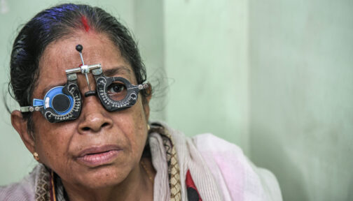 Kalpana får sjekket øynene på synssenteret på Sagar Island i Sundarbans.