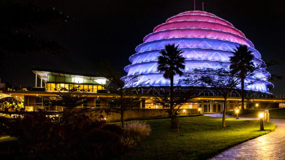 Kigali Convention Center i Rwanda lyser opp i lilla for World NTD Day.