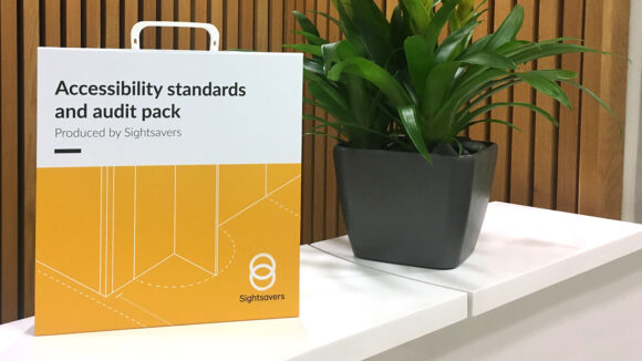 Sightsavers tilgjengelighetverktøy: en hvit og gul boks med håndtak, med tekst 'Accessibility standards and audit pack, produced by Sightsavers'.