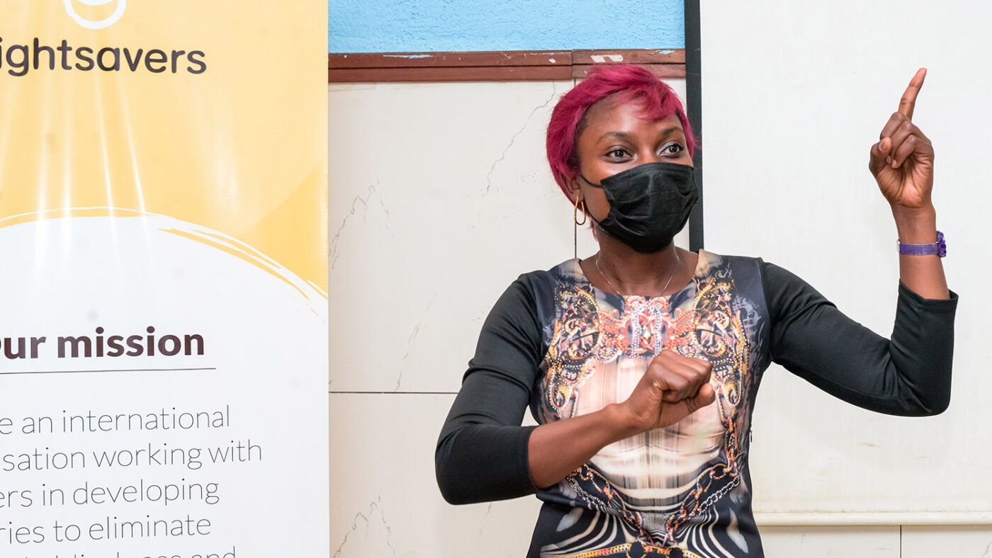 Leonie holder en presentasjon ved universitetet sitt i Kamerun.