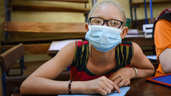 Aminata, som går på National Institute for the Blind of Mali, smiler til kameraet.