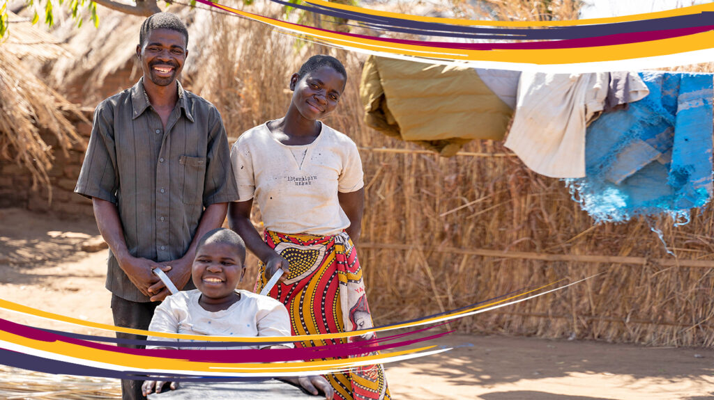 Chukumbutso i Malawi med sin kone og sønn, som sitter i rullestol. De står ute og smiler.