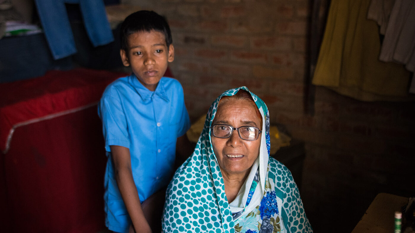 Shahid og hans bestemor i deres hjem i India.