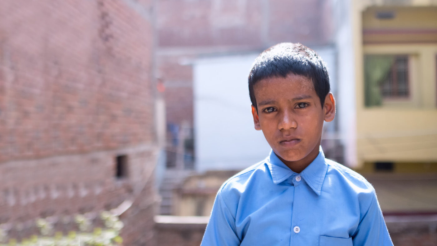 Shahid står utenfor hjemmet sitt i Patna, India.