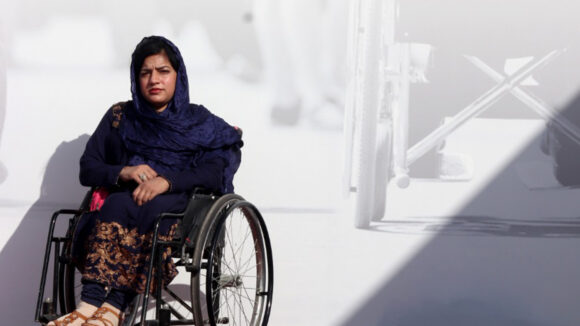 En aktivist for funksjonshemmingsrettigheter, Mehnaz, sitter i rullestol utenfor nasjonalforsamlingen i Pakistan.