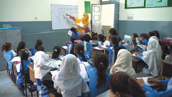 Et bilde av et klasserom i Pakistan.
