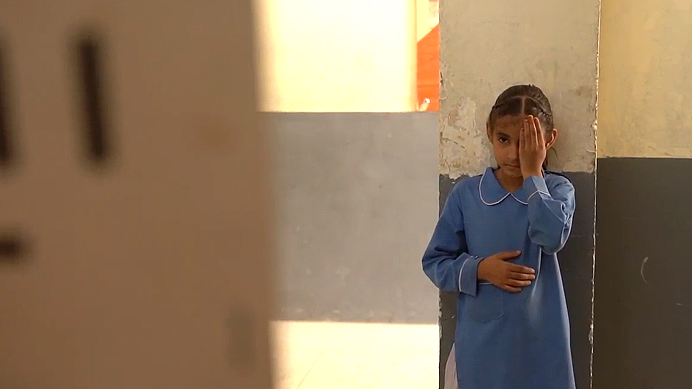 Nayab, en ni år gammel jente fra Pakistan, tar en synsprøve på skolen.