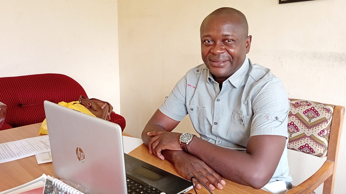 Terhemba, NTD-koordinator for Benues helsedepartement, sitter ved skrivebordet sitt.