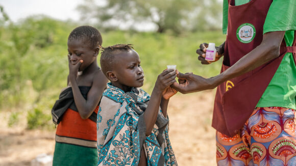 Et barn i Kenya får medisiner for å beskytte dem mot trakom.