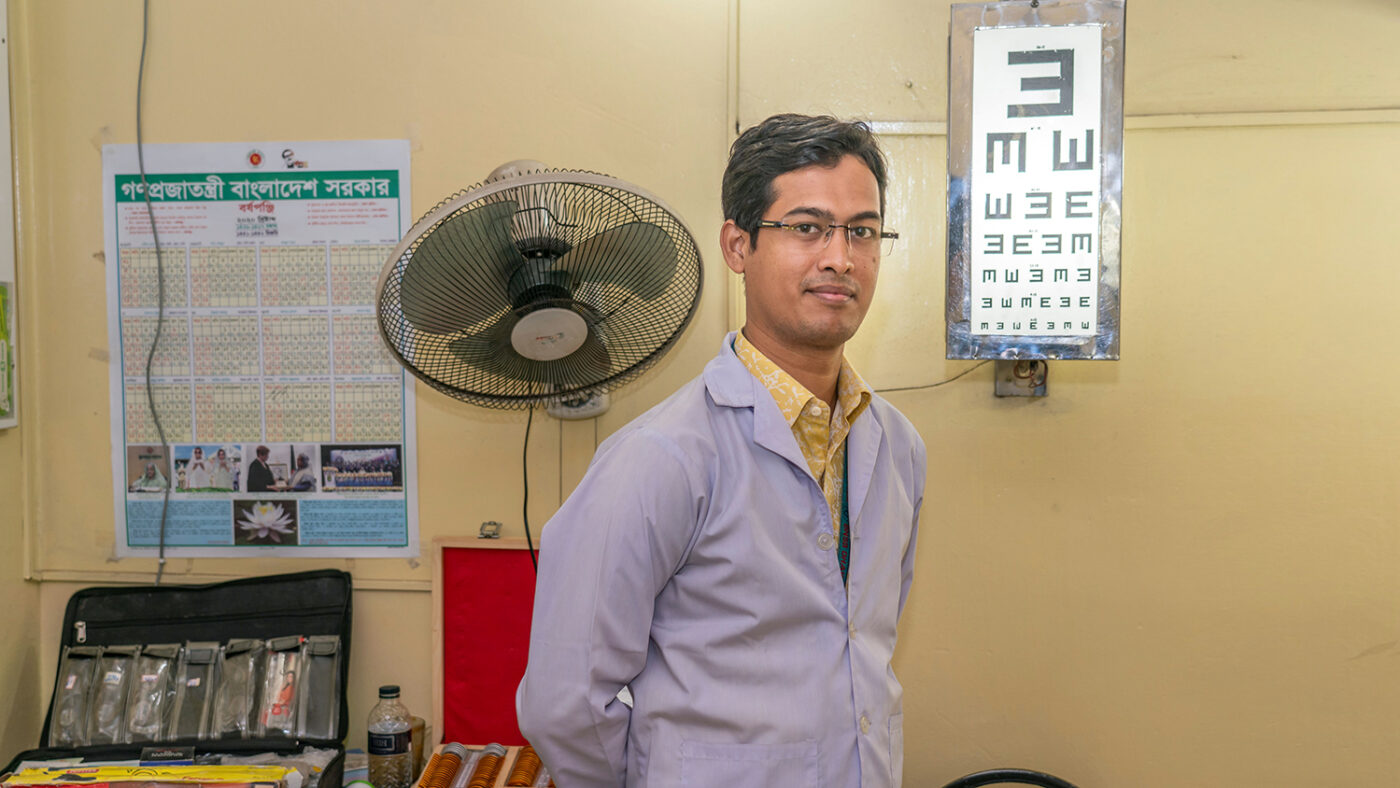 Optometrist Kaiser Ahmed som jobber ved Bangladesh National Society for the Blind Eye Hospital i Dhaka.