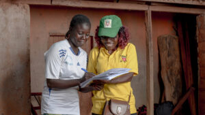 Carine, en kommunal datainnsamler, snakker med Godjon utenfor hjemmet sitt i Nkoteng, Kamerun.