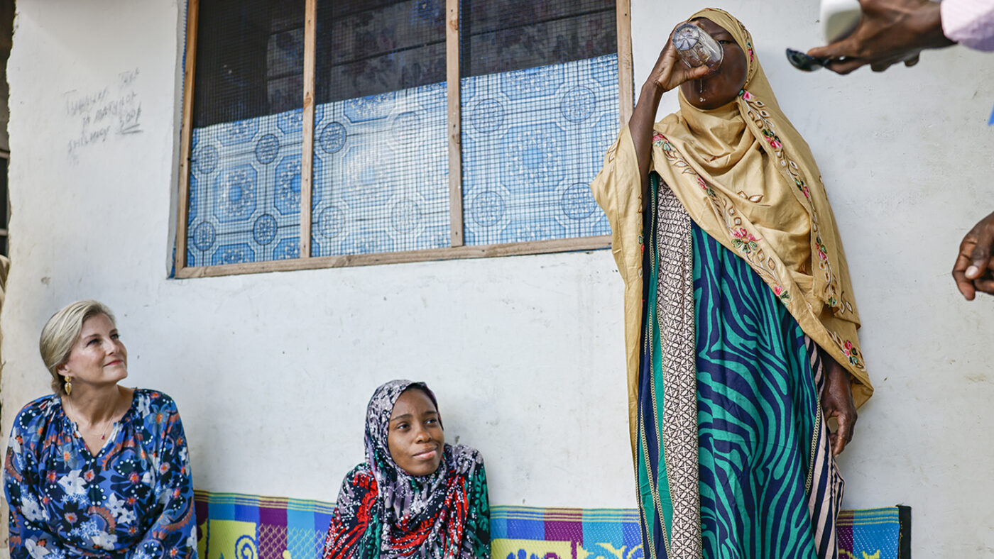 Hertuginnen av Edinburgh ser på at Mzowele mottar medisiner mot lymfatisk filariasis.