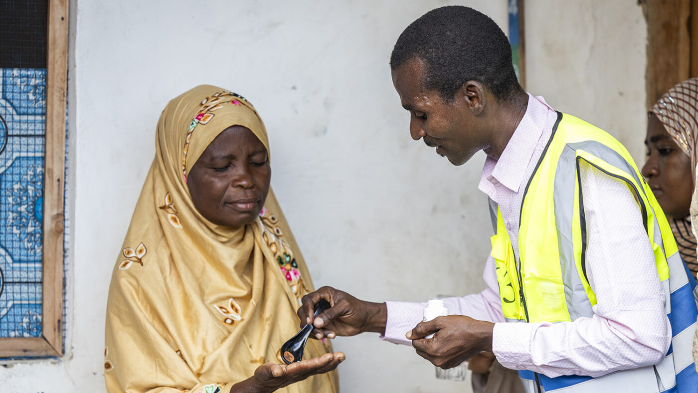 Medisindistributør Seif gir Mzowele albendazol for å behandle lymfatisk filariasis.