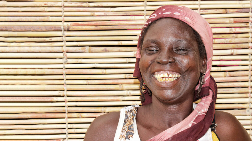 Zuwaira smiler til kameraet etter sin vellykkede trichiasis-operasjon.