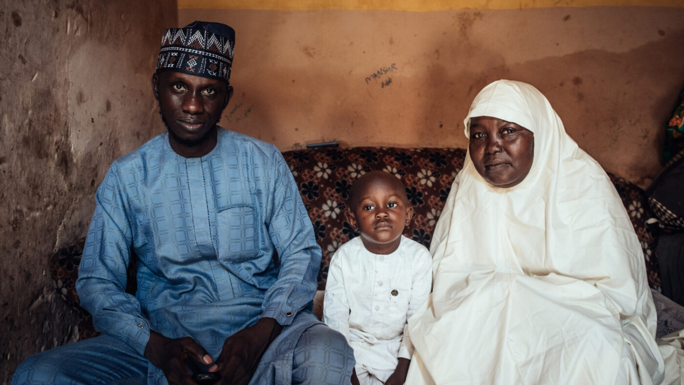 Muhammad sitter inne mellom faren sin, Abubakar, og bestemoren sin, Halima.