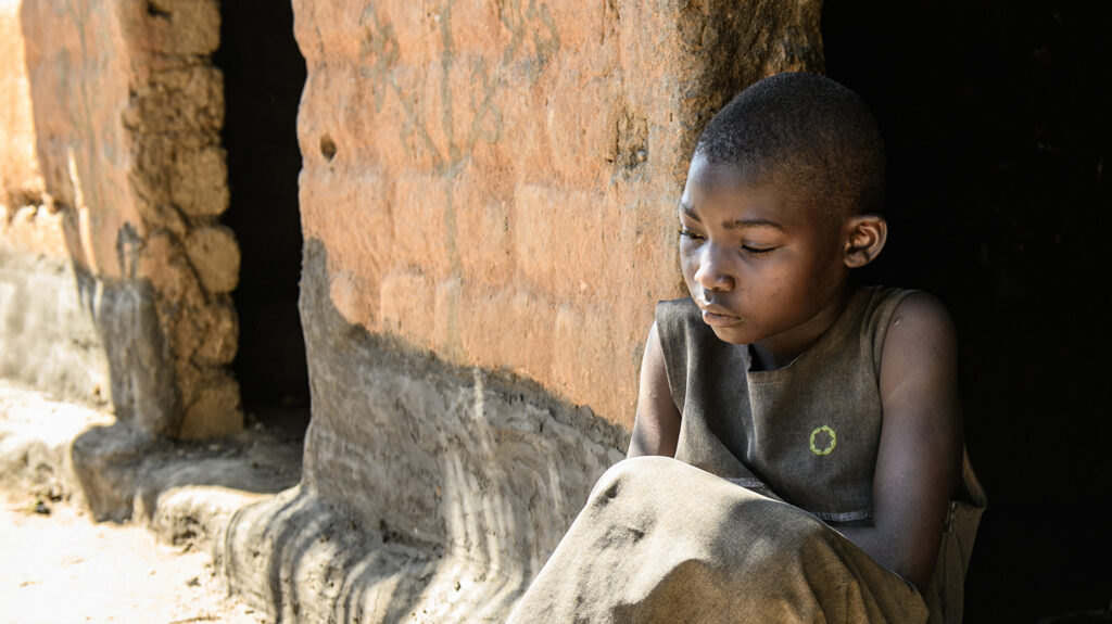 Mary ser trist ut mens hun sitter utenfor huset sitt. Hun krysser armene foran seg og ser anspent ut. Øynene hennes er nedslått.