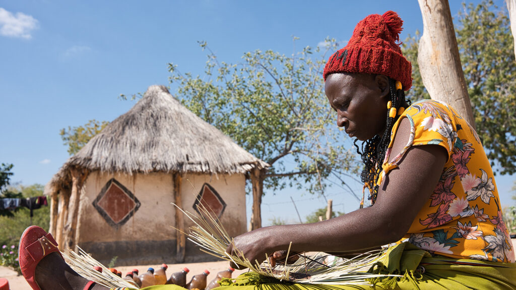 Maria vever kurver utenfor hjemmet sitt i Zimbabwe. Hun kunne gå tilbake til jobb etter en vellykket operasjon for avansert trakom.