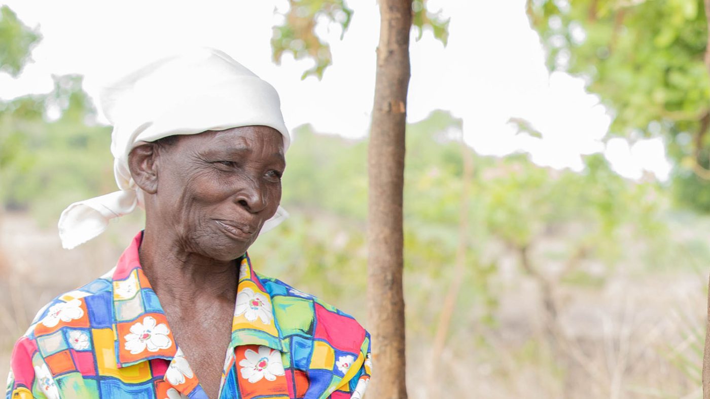 Angeshita smiler mens hun ser ut i det fjerne.