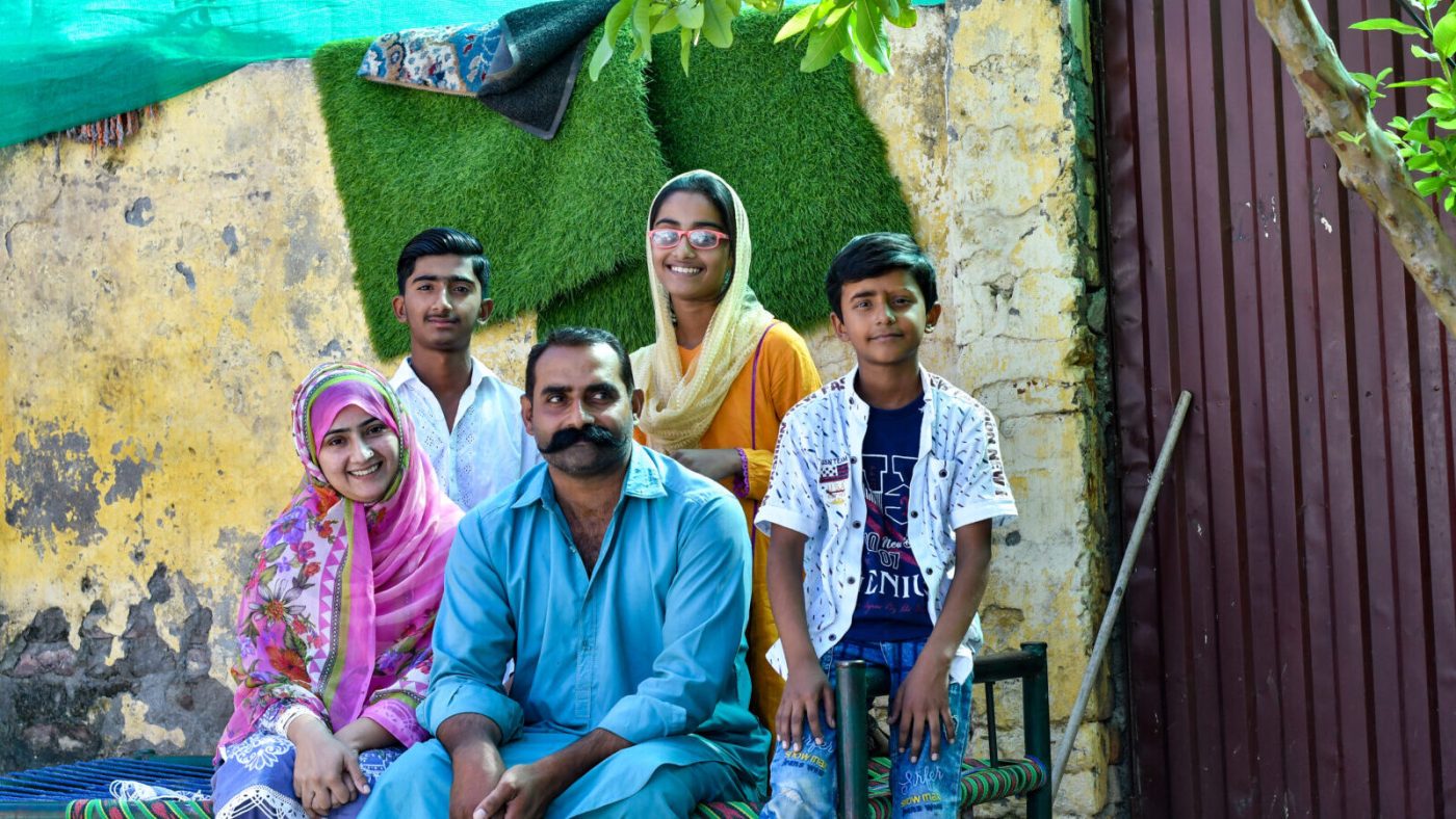 Aakasha med sine to brødre, mor og far.