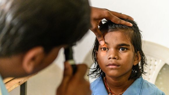 Archana får øynene sine sjekket for grå stær.